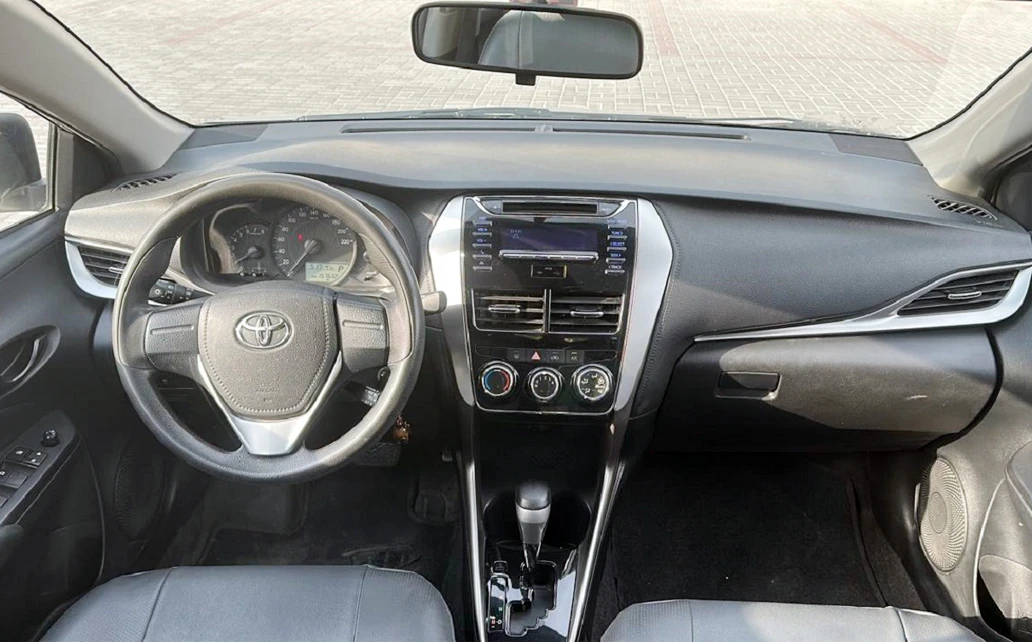Toyota Yaris 15 2019 Silver 2
